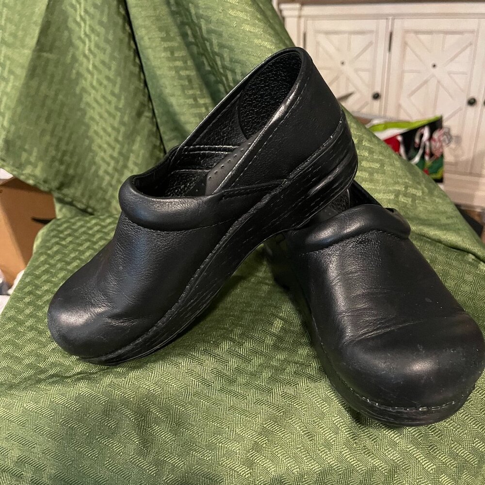 Dansko Size EU 34 Clogs Shiny Flat Black
